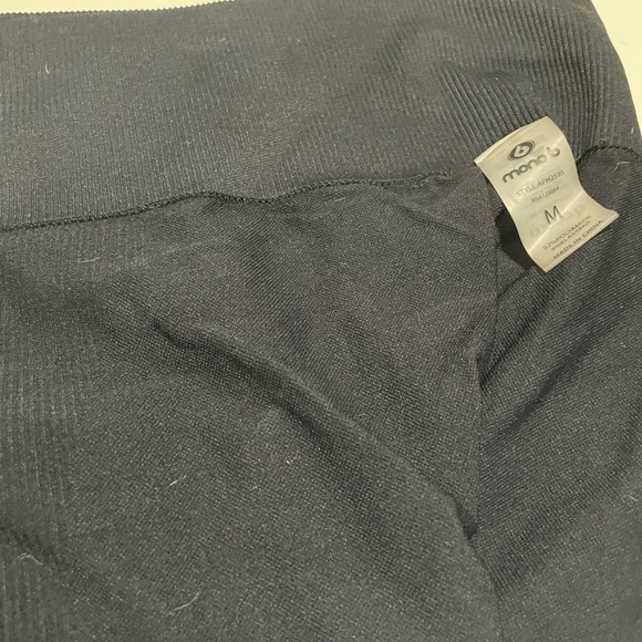 Mono b ombre leggings Size M with laser cuts at calf/ankle. Texture & design - Picture 3 of 3